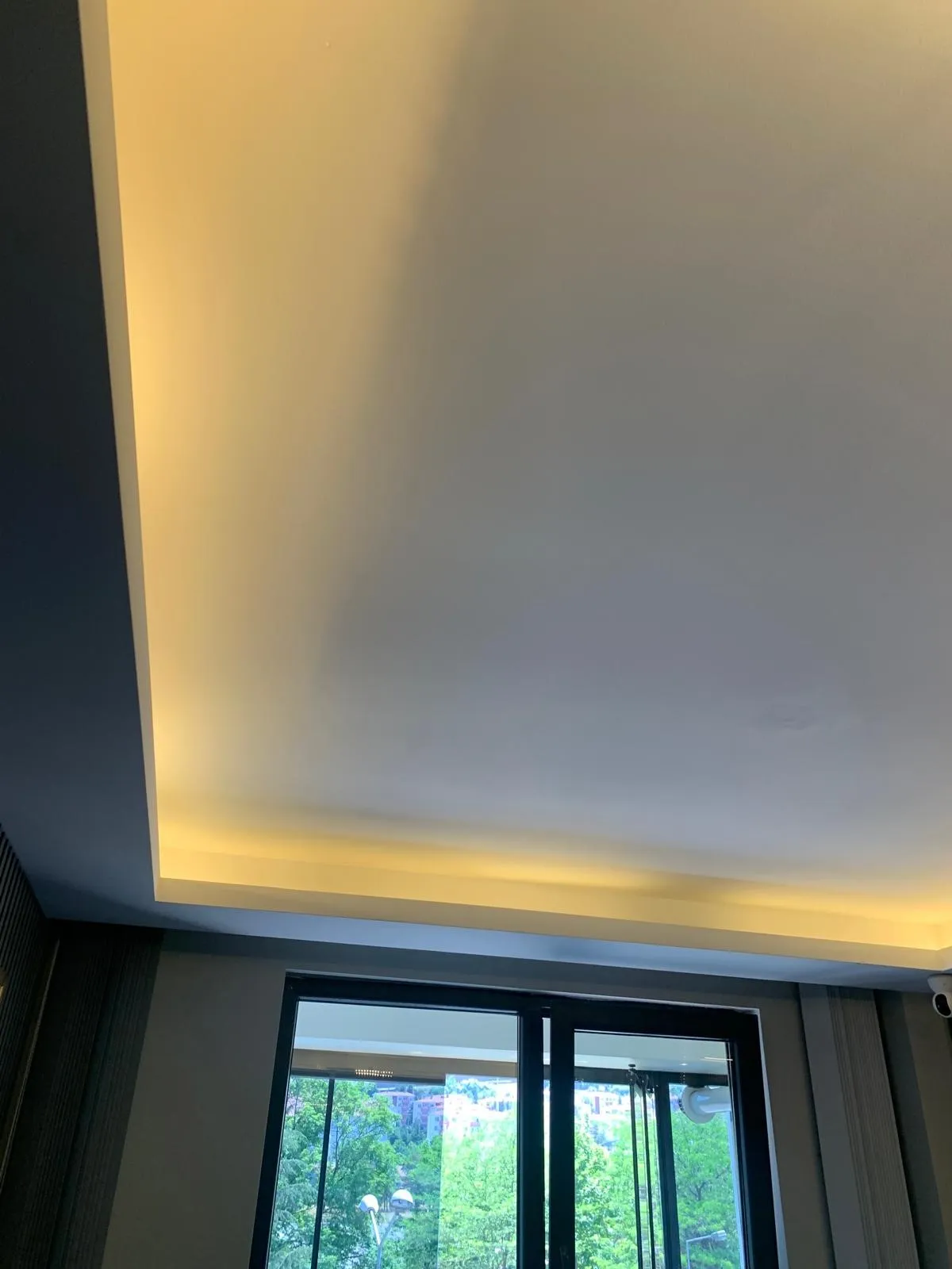 Salonda pencere önü asma tavan gizli LED